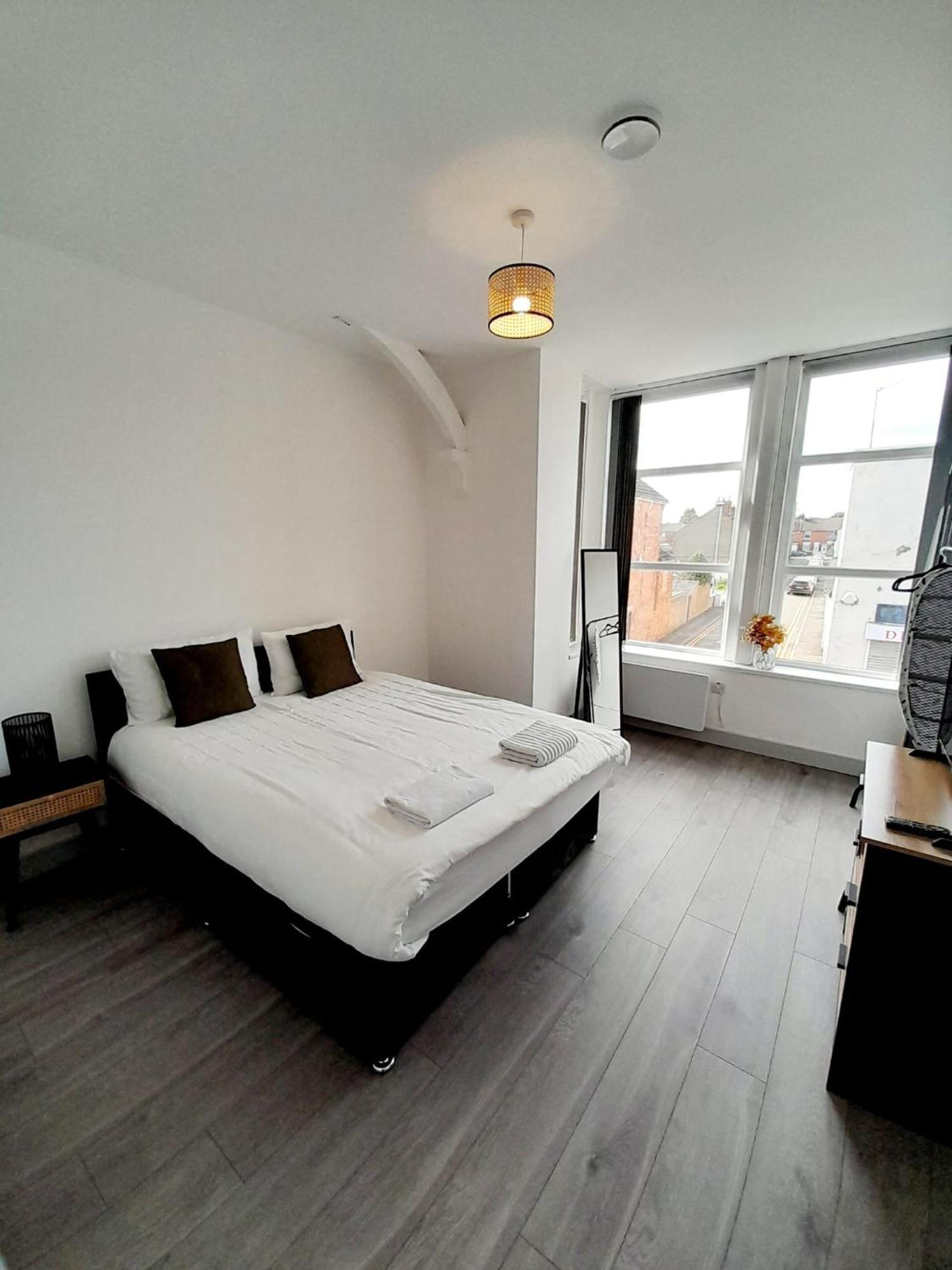 1 & 2 Bed Apartments - Desborough, Kettering, Family, Wifi, Parking Exterior photo